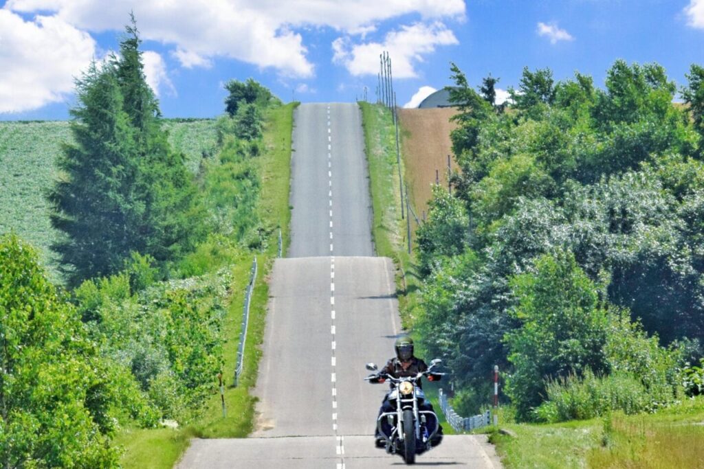 一本道をバイクで走る