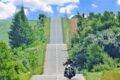 一本道をバイクで走る