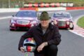 ハンス・ヘイヤー。2006年に精密再現された車両（右）とレーシングツーリングカーをモチーフにしたW221型メルセデス・ベンツS 63 AMG。