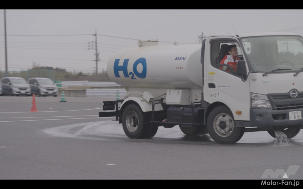 散水車でウエット路面を作る