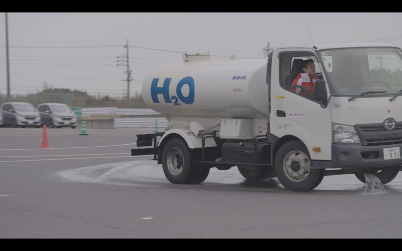 散水車でウエット路面を作る