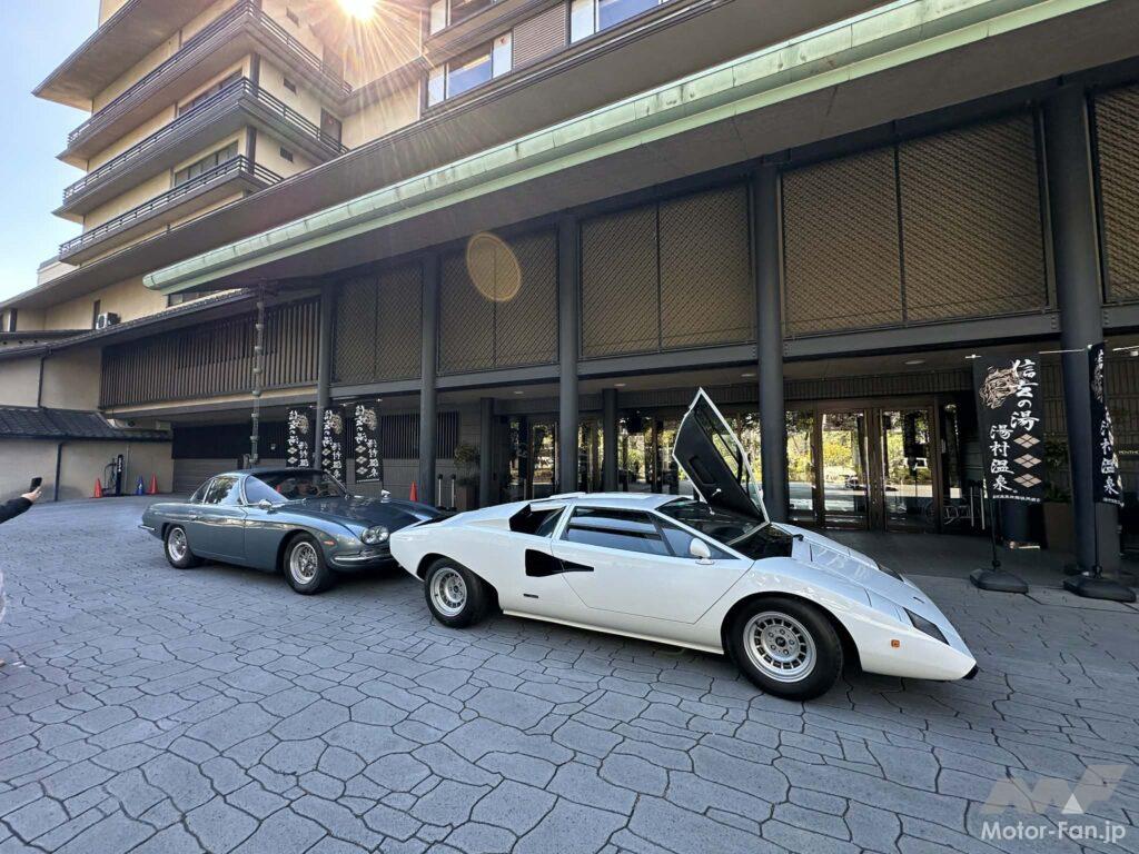 常磐ホテルのエントランスで「ランボルギーニ 400GT」と「カウンタック LP400」の記念撮影