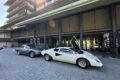 常磐ホテルのエントランスで「ランボルギーニ 400GT」と「カウンタック LP400」の記念撮影