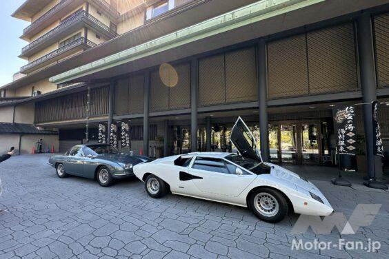 常磐ホテルのエントランスで「ランボルギーニ 400GT」と「カウンタック LP400」の記念撮影