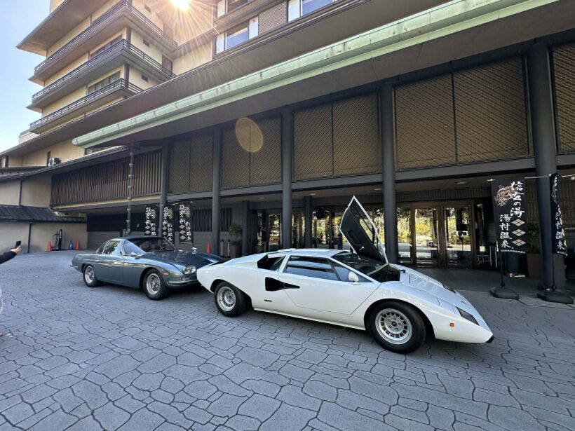 常磐ホテルのエントランスで「ランボルギーニ 400GT」と「カウンタック LP400」の記念撮影