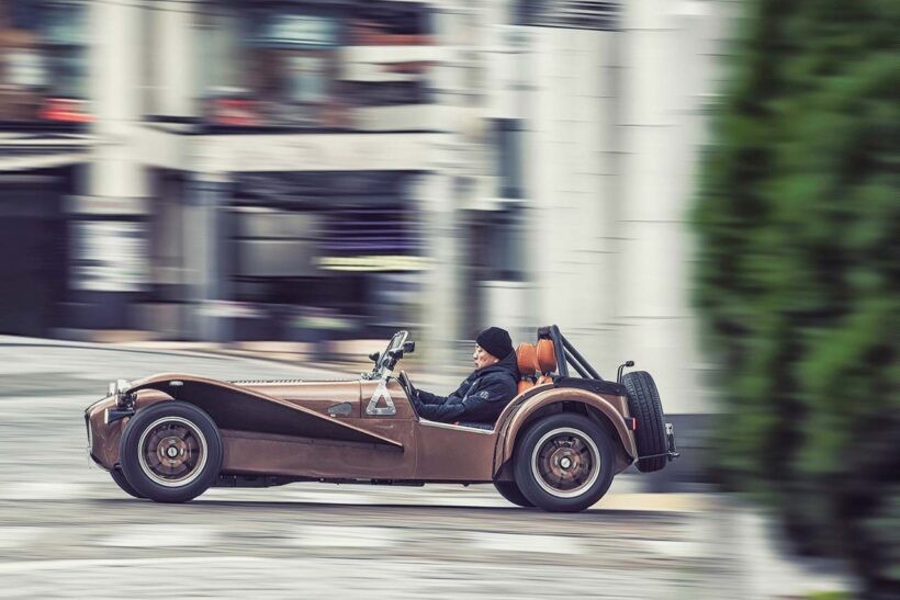 わずか車両重量560kgとスーパーライトウエイトなスーパーセブン2000。ゴーカートのような超軽快なハンドリングを味わえる現代において貴重なスポーツカーだ。
