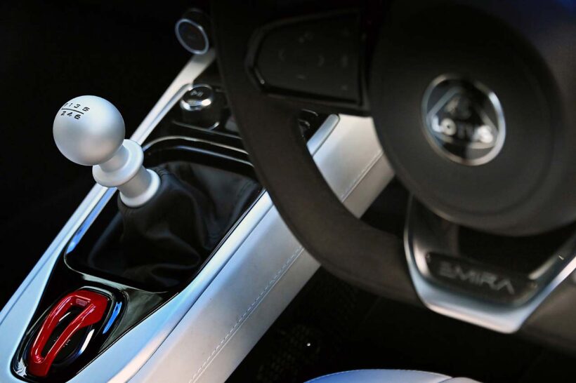小気味よい操作が可能な6速マニュアルトランスミッション。V6モデルは6速ATも選択できる。