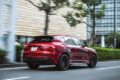 試乗車はトップグレードの「トロフェオ」で、エアサスペンションが標準装備。走行モードは「コンフォート」「GT」「スポーツ」「コルサ」「オフロード」が用意されるが、エアサスは選択されたモードに応じて-15mm～＋30mmの間で車高を自動的に調整する。オーダーメイドプログラム「フォーリセリエ」によって仕立てられたインテリアはイタリア車ならではの艶を感じさせるもの。5人乗車時のラゲッジルーム容量は570リットル。