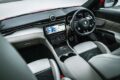 試乗車はトップグレードの「トロフェオ」で、エアサスペンションが標準装備。走行モードは「コンフォート」「GT」「スポーツ」「コルサ」「オフロード」が用意されるが、エアサスは選択されたモードに応じて-15mm～＋30mmの間で車高を自動的に調整する。オーダーメイドプログラム「フォーリセリエ」によって仕立てられたインテリアはイタリア車ならではの艶を感じさせるもの。5人乗車時のラゲッジルーム容量は570リットル。