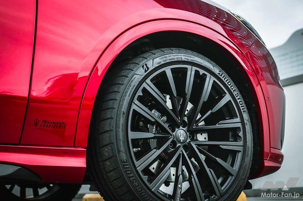 試乗車はトップグレードの「トロフェオ」で、エアサスペンションが標準装備。走行モードは「コンフォート」「GT」「スポーツ」「コルサ」「オフロード」が用意されるが、エアサスは選択されたモードに応じて-15mm～＋30mmの間で車高を自動的に調整する。オーダーメイドプログラム「フォーリセリエ」によって仕立てられたインテリアはイタリア車ならではの艶を感じさせるもの。5人乗車時のラゲッジルーム容量は570リットル。