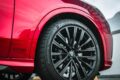 試乗車はトップグレードの「トロフェオ」で、エアサスペンションが標準装備。走行モードは「コンフォート」「GT」「スポーツ」「コルサ」「オフロード」が用意されるが、エアサスは選択されたモードに応じて-15mm～＋30mmの間で車高を自動的に調整する。オーダーメイドプログラム「フォーリセリエ」によって仕立てられたインテリアはイタリア車ならではの艶を感じさせるもの。5人乗車時のラゲッジルーム容量は570リットル。