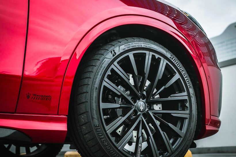 試乗車はトップグレードの「トロフェオ」で、エアサスペンションが標準装備。走行モードは「コンフォート」「GT」「スポーツ」「コルサ」「オフロード」が用意されるが、エアサスは選択されたモードに応じて-15mm～＋30mmの間で車高を自動的に調整する。オーダーメイドプログラム「フォーリセリエ」によって仕立てられたインテリアはイタリア車ならではの艶を感じさせるもの。5人乗車時のラゲッジルーム容量は570リットル。