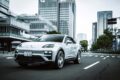 バッテリーEV（BEV）に生まれ変わったマカンのトップモデル。プラットフォームは800Vアーキテクチャーを有する「PPE」で、アウディと共同開発された。ドライブモードは「ノーマル」「スポーツ」「スポーツプラス」「オフロード」の4種だ。インテリアは近年のポルシェ流儀に従うもので、デジタル化が強く推し進められているのが特徴。5人乗車時のラゲッジルーム容量は480リットルだが、EVだけにフロントにも84リットルのスペースが別途用意される。