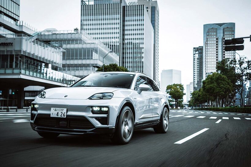 バッテリーEV（BEV）に生まれ変わったマカンのトップモデル。プラットフォームは800Vアーキテクチャーを有する「PPE」で、アウディと共同開発された。ドライブモードは「ノーマル」「スポーツ」「スポーツプラス」「オフロード」の4種だ。インテリアは近年のポルシェ流儀に従うもので、デジタル化が強く推し進められているのが特徴。5人乗車時のラゲッジルーム容量は480リットルだが、EVだけにフロントにも84リットルのスペースが別途用意される。