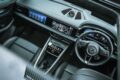 バッテリーEV（BEV）に生まれ変わったマカンのトップモデル。プラットフォームは800Vアーキテクチャーを有する「PPE」で、アウディと共同開発された。ドライブモードは「ノーマル」「スポーツ」「スポーツプラス」「オフロード」の4種だ。インテリアは近年のポルシェ流儀に従うもので、デジタル化が強く推し進められているのが特徴。5人乗車時のラゲッジルーム容量は480リットルだが、EVだけにフロントにも84リットルのスペースが別途用意される。