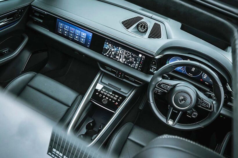 バッテリーEV（BEV）に生まれ変わったマカンのトップモデル。プラットフォームは800Vアーキテクチャーを有する「PPE」で、アウディと共同開発された。ドライブモードは「ノーマル」「スポーツ」「スポーツプラス」「オフロード」の4種だ。インテリアは近年のポルシェ流儀に従うもので、デジタル化が強く推し進められているのが特徴。5人乗車時のラゲッジルーム容量は480リットルだが、EVだけにフロントにも84リットルのスペースが別途用意される。