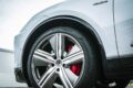 バッテリーEV（BEV）に生まれ変わったマカンのトップモデル。プラットフォームは800Vアーキテクチャーを有する「PPE」で、アウディと共同開発された。ドライブモードは「ノーマル」「スポーツ」「スポーツプラス」「オフロード」の4種だ。インテリアは近年のポルシェ流儀に従うもので、デジタル化が強く推し進められているのが特徴。5人乗車時のラゲッジルーム容量は480リットルだが、EVだけにフロントにも84リットルのスペースが別途用意される。
