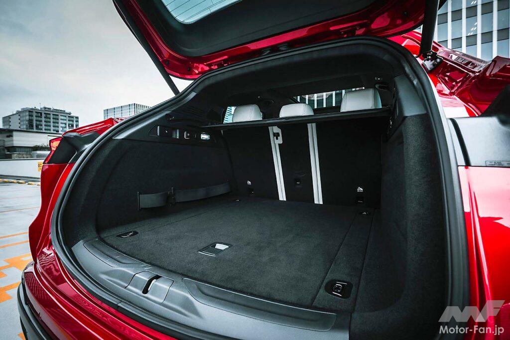 試乗車はトップグレードの「トロフェオ」で、エアサスペンションが標準装備。走行モードは「コンフォート」「GT」「スポーツ」「コルサ」「オフロード」が用意されるが、エアサスは選択されたモードに応じて-15mm～＋30mmの間で車高を自動的に調整する。オーダーメイドプログラム「フォーリセリエ」によって仕立てられたインテリアはイタリア車ならではの艶を感じさせるもの。5人乗車時のラゲッジルーム容量は570リットル。