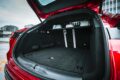 試乗車はトップグレードの「トロフェオ」で、エアサスペンションが標準装備。走行モードは「コンフォート」「GT」「スポーツ」「コルサ」「オフロード」が用意されるが、エアサスは選択されたモードに応じて-15mm～＋30mmの間で車高を自動的に調整する。オーダーメイドプログラム「フォーリセリエ」によって仕立てられたインテリアはイタリア車ならではの艶を感じさせるもの。5人乗車時のラゲッジルーム容量は570リットル。