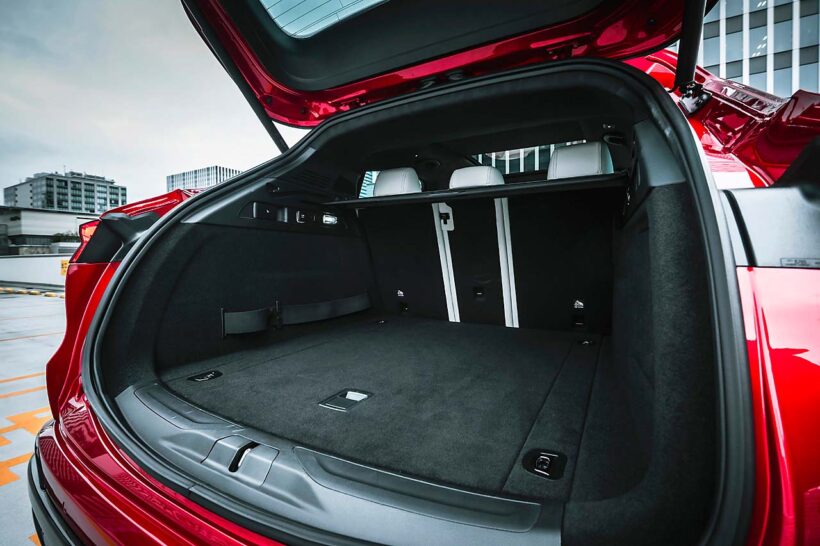 試乗車はトップグレードの「トロフェオ」で、エアサスペンションが標準装備。走行モードは「コンフォート」「GT」「スポーツ」「コルサ」「オフロード」が用意されるが、エアサスは選択されたモードに応じて-15mm～＋30mmの間で車高を自動的に調整する。オーダーメイドプログラム「フォーリセリエ」によって仕立てられたインテリアはイタリア車ならではの艶を感じさせるもの。5人乗車時のラゲッジルーム容量は570リットル。