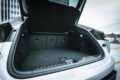 バッテリーEV（BEV）に生まれ変わったマカンのトップモデル。プラットフォームは800Vアーキテクチャーを有する「PPE」で、アウディと共同開発された。ドライブモードは「ノーマル」「スポーツ」「スポーツプラス」「オフロード」の4種だ。インテリアは近年のポルシェ流儀に従うもので、デジタル化が強く推し進められているのが特徴。5人乗車時のラゲッジルーム容量は480リットルだが、EVだけにフロントにも84リットルのスペースが別途用意される。