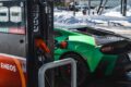 美しい観光地、美瑛町で給油した。除雪の行き届いた市街地走行はホッとする瞬間。テメラリオの充電口は右、給油口は左だ。