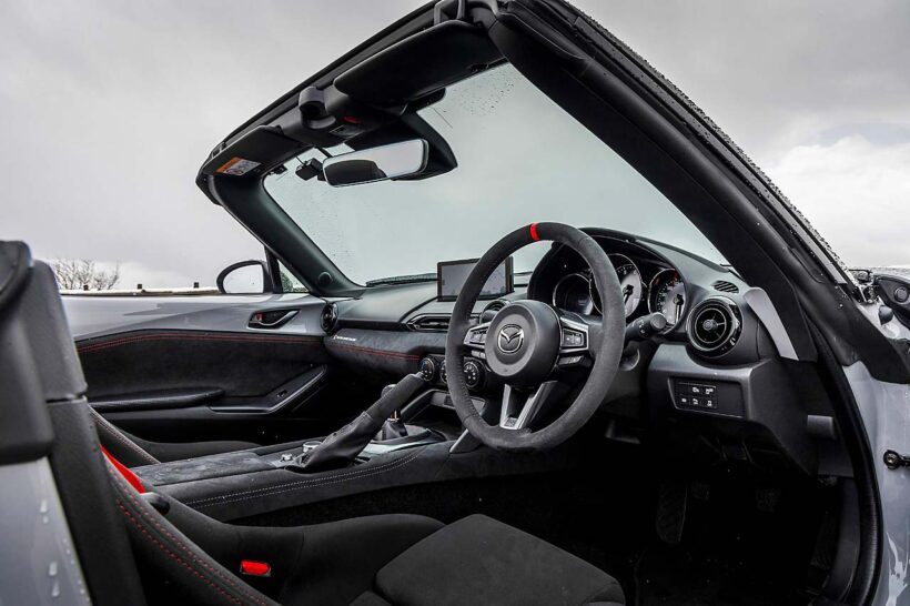 MSR 12R、MSRともにトップマーク入りのアルカンターラステアリングを装備。助手席前にはMazda Spirit Racingの刺しゅうが入れられる。