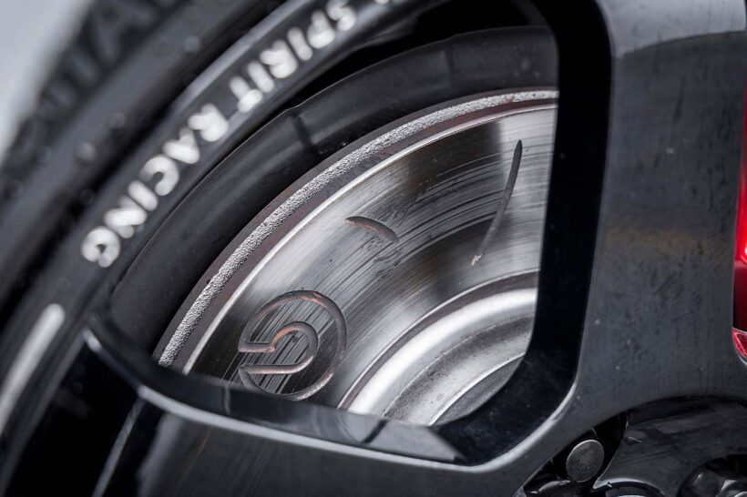 MSR、MSR 12Rともブレンボ製対向ピストンキャリパーを装備するが、12Rはさらにスリット入りローターを奢る。