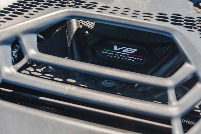 最高回転数1万rpmという途轍もない数字を叩き出す4.0リッターV8ツインターボは、剥き出しなので豪雨や大雪の日は注意が必要だろう。