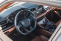コクピット感のあるインテリア。ドライブモードはストラーダ、スポルト、コルサ、ネーヴェの4モードが選択可能だった。ラグジュアリーな設えのレザーシートを装備。