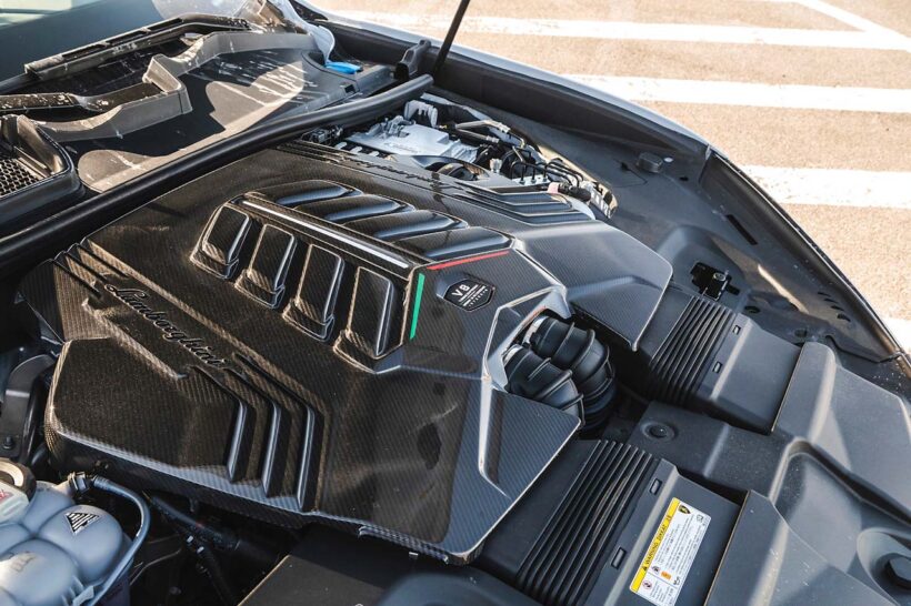 テメラリオとは異なる4.0リッターV8ツインターボ。VWグループで採用される信頼性の高いエンジンにはモーターが組み合わされ、60kmものEV走行をこなす。