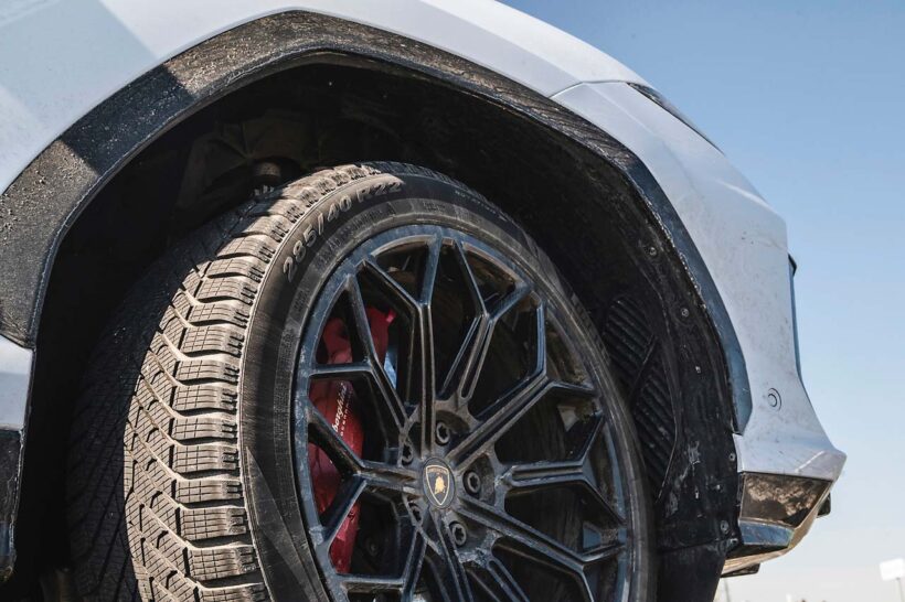 ウルスが装着していたのは承認ウインタータイヤのピレリ・スコーピオンウインター2。スピードレンジWで270km/h走行に対応する。