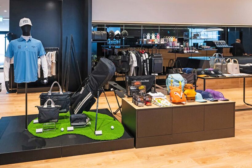メルセデス・ベンツ・コレクションのグッズ販売コーナーも充実。その種類はゴルフ、スポーツウェア、キッズ用品など幅広い。
