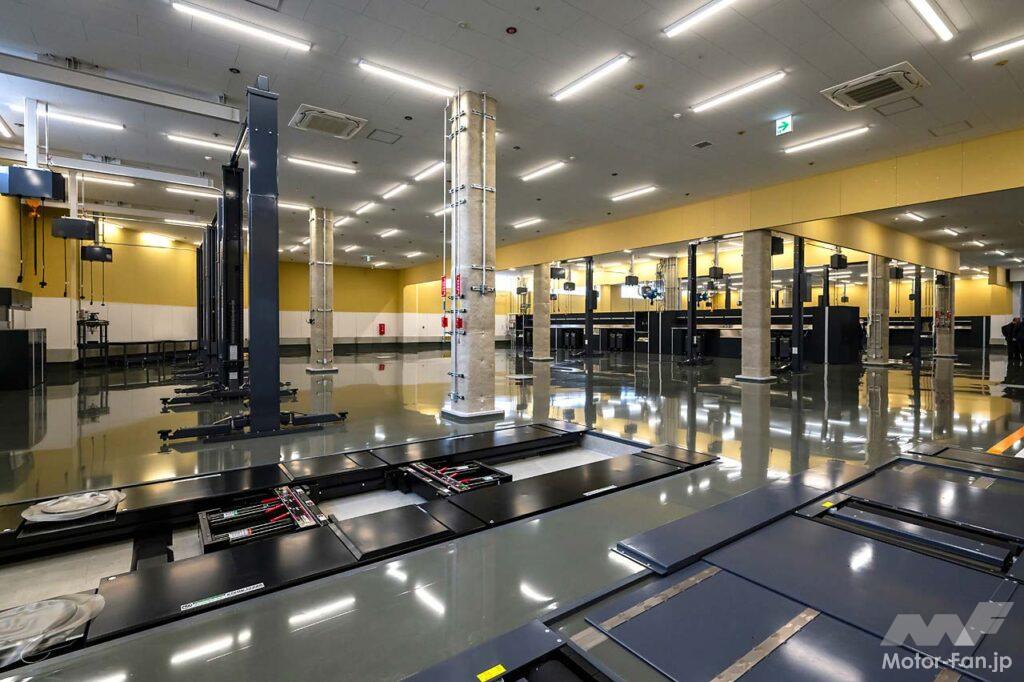 整備工場は3階に位置し、全19ベイと検査ラインが揃う。取材時はまだ稼働しておらず、新品の機器やフロアは照明を受けて光り輝いていた。4階と屋上は駐車スペースだ。