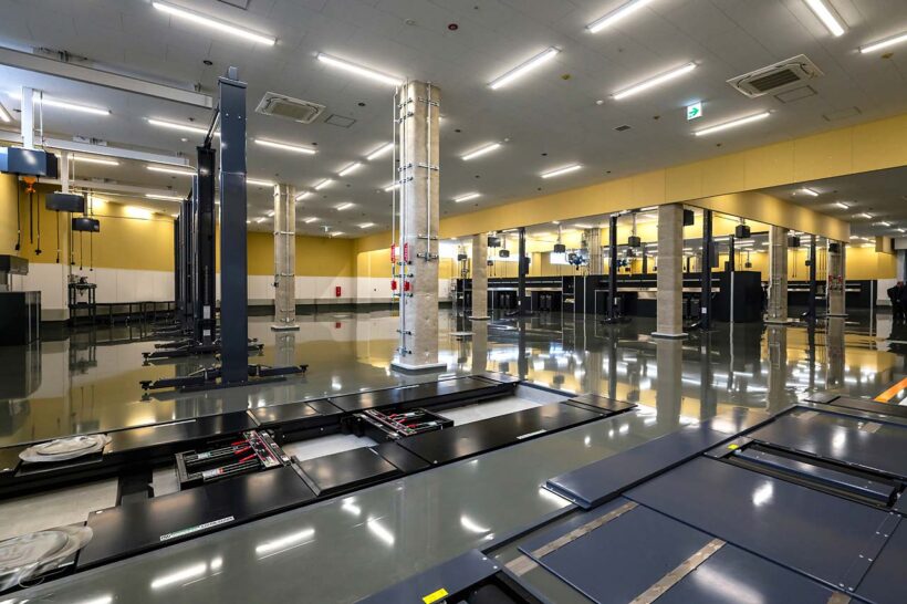 整備工場は3階に位置し、全19ベイと検査ラインが揃う。取材時はまだ稼働しておらず、新品の機器やフロアは照明を受けて光り輝いていた。4階と屋上は駐車スペースだ。