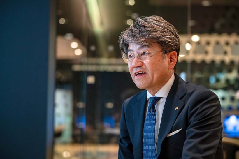 【社領岳人（Sharyou Takehito）／メルセデス・ベンツ神戸東灘 支店長（ヤナセ 上席理事 神戸支店 支店長）】兵庫県生まれ。同県における複数の店舗だけでなく、東日本地域での経験も豊富な社領氏。自動車誕生100周年にあたる1986年にヤナセへ入社し、140周年の2026年には新店舗を開設。そんな巡り合わせには運命的なものを感じるという。