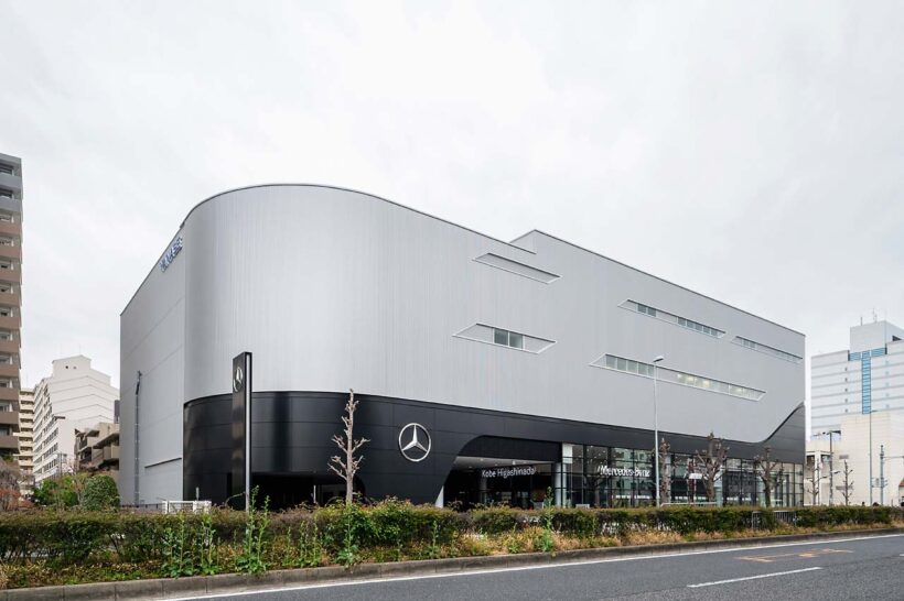 国道2号線沿い、最寄り駅はJR神戸線の摂津本山駅で、そこから徒歩12分。クルマでも徒歩でも、この建物を目の前にすれば誰もがその大きさに圧倒されるだろう。納車説明を行う「ハンドオーバー」は2ブースを、充電設備は急速1基、普通3基を用意する。