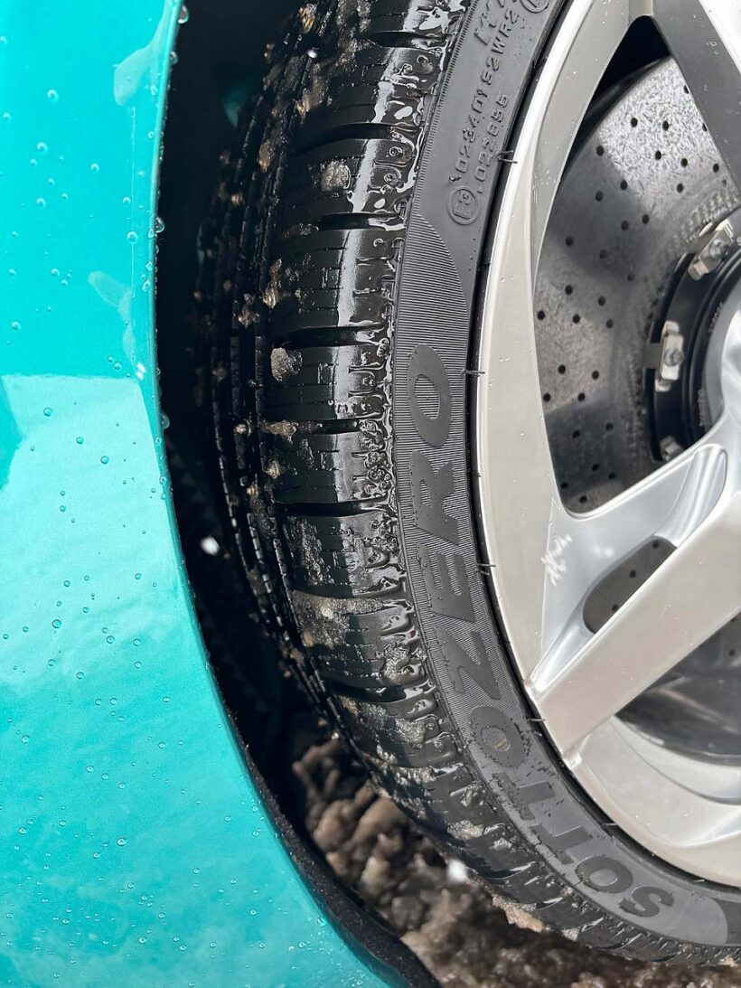クローズドコースを走行する車両はピレリのスパイクタイヤを装着。個人的にはスパイクタイヤ初体験となった。