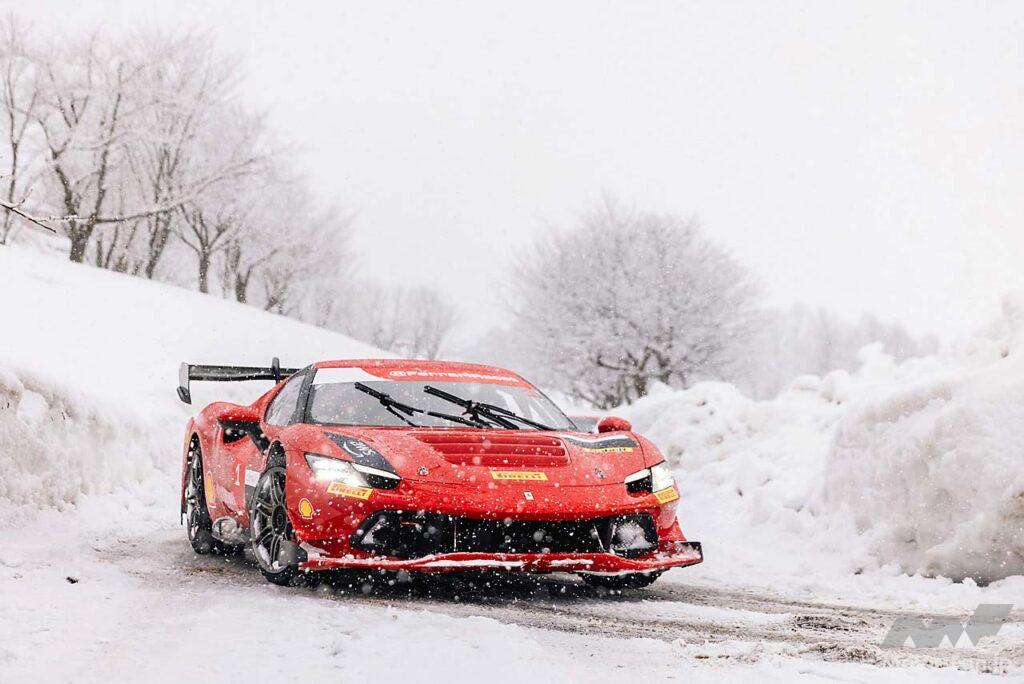雪の上でフェラーリを走らせる。そんな経験はめったにできない。フェラーリ・ジャパンが顧客向けに開催したスノードライブは、フェラーリの新たな一面を見るいい機会となった。