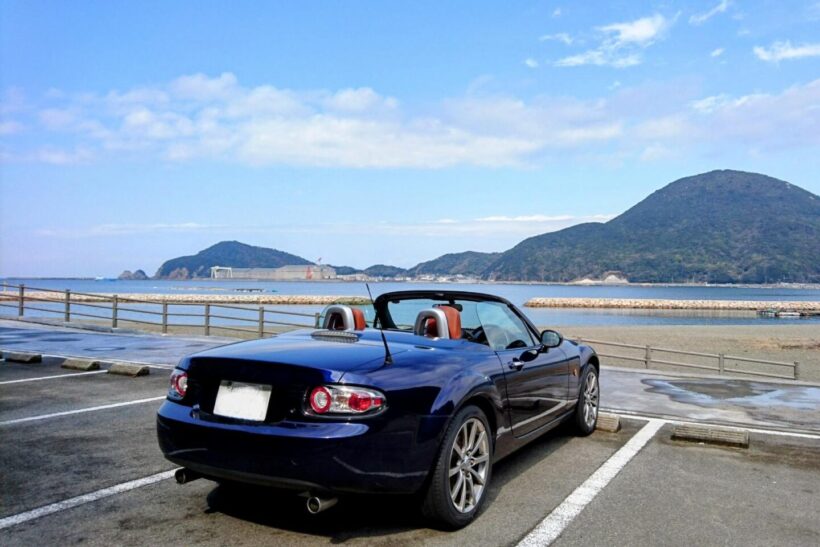 オープンカーと風景
