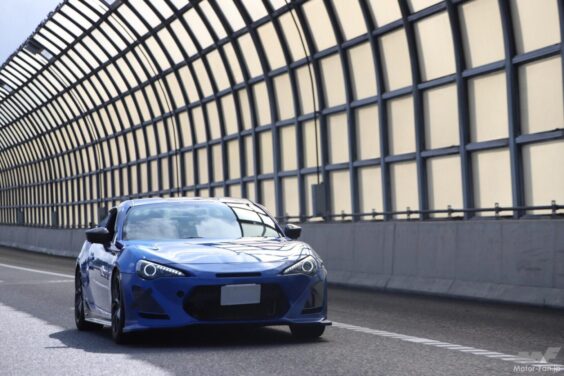 首都高を走るスポーツカー