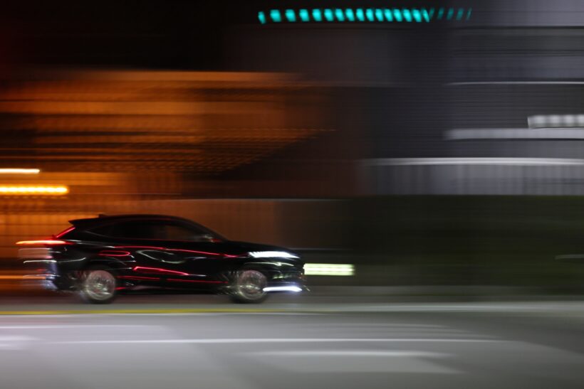 高速道路を夜中に走るクルマ