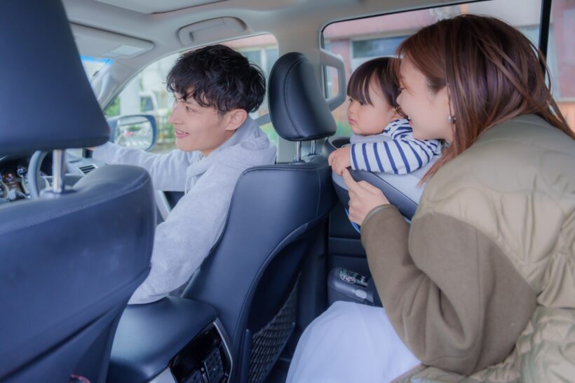 家族でクルマに乗っている