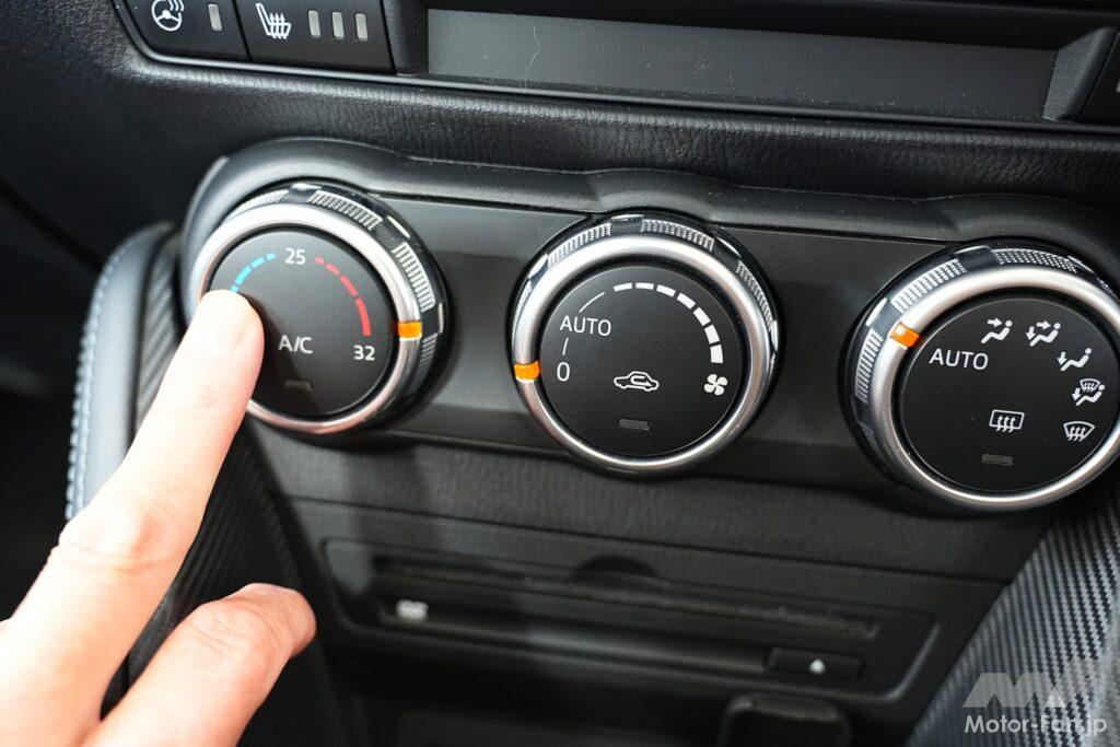 エアコンのスイッチを押す様子