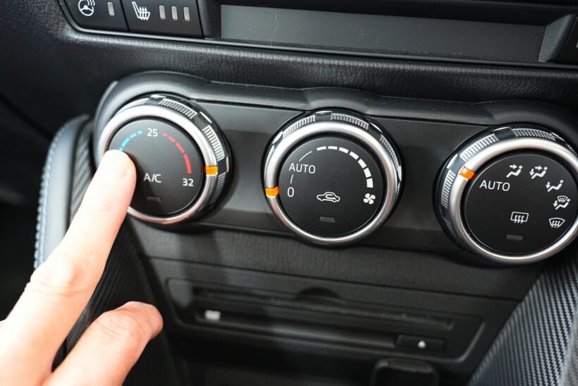 エアコンのスイッチを押す様子