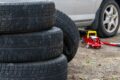 積まれたタイヤとクルマ