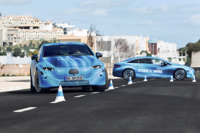 ステア・バイ・ワイヤのテストを実施する、新型「メルセデス・ベンツ EQS」。