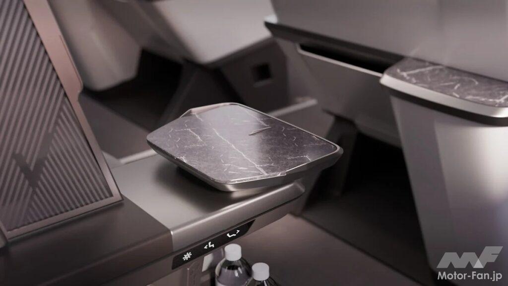 テーブルは使用時以外はアームレスト内に完全に格納される。