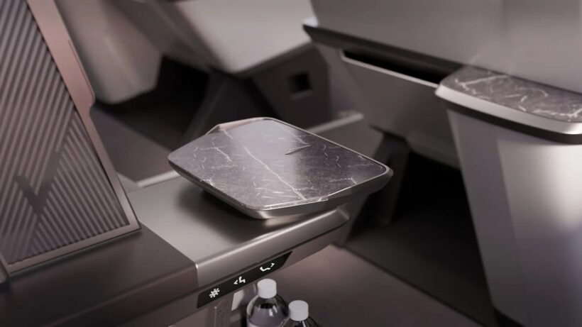 テーブルは使用時以外はアームレスト内に完全に格納される。