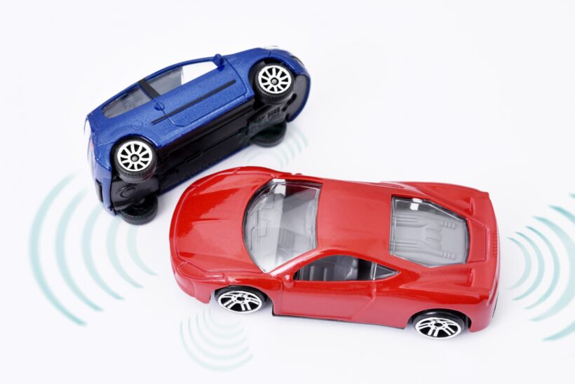 衝突を回避するクルマの模型